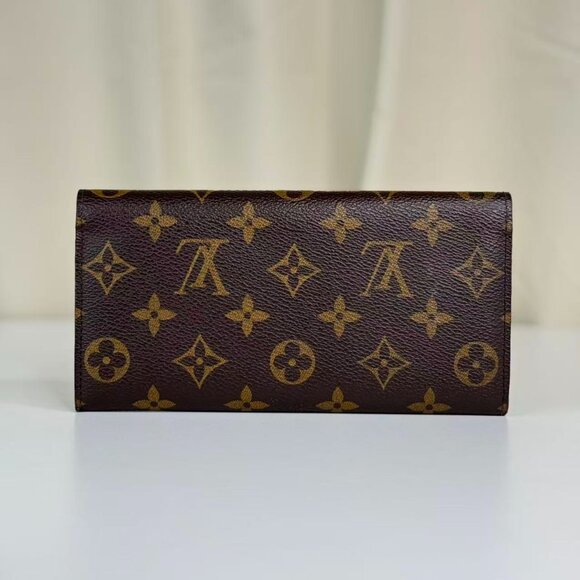Louis Vuitton Monogram Canvas Wallet with Classic Design and Red Pin Detail - Picture 2 of 7